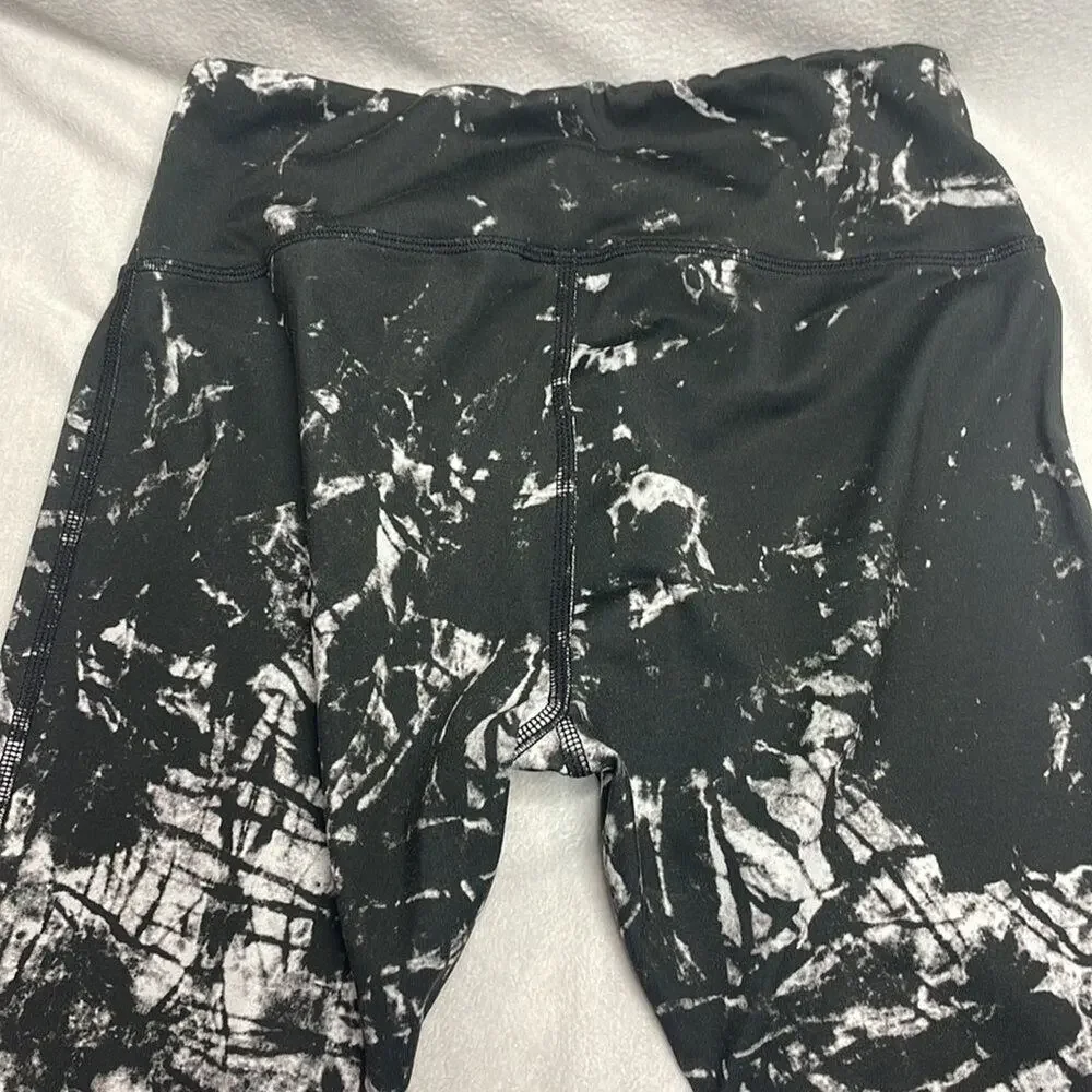ALO Yoga Black and White marbled top and Black Bottom Leggings Size XS